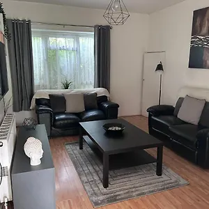 3 Bedroom Garden In East London
