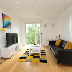 Spacious & Modern 1 Bedroom Close To Station In E16 Appartement