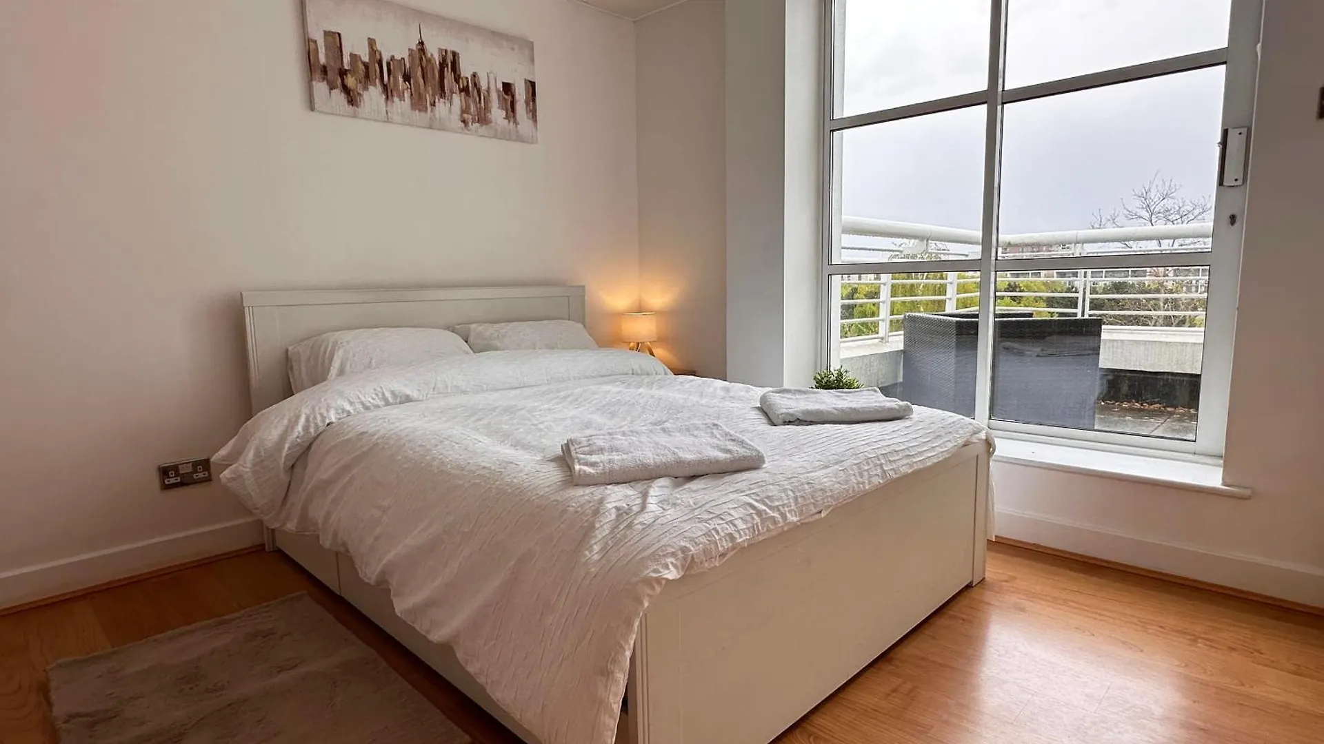 Lovely 1 Bedroom Apartment In Royal Docks By The River London 0*,